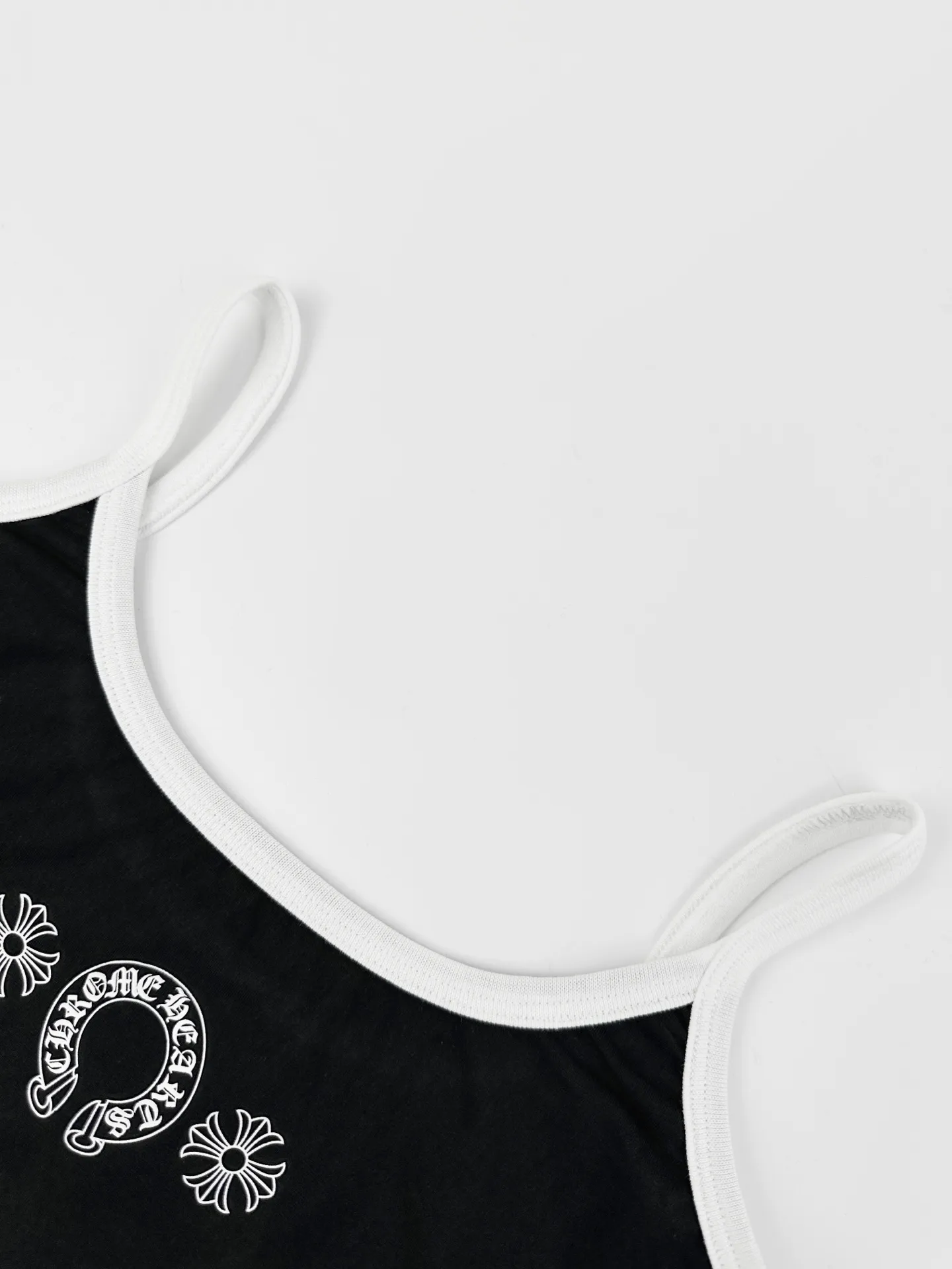 Chrome Hearts ， Breathable， 。 ， ， ， Black White 。 Retro ， ， 。 U ， ； ， ， 、 、 。 ， 。 1 ， ， 。 2 ， ， ， 、 ， 。 ： Size： S M L ： DD 145